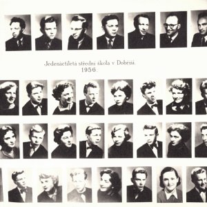 Pedagogický sbor v roce 1956 – učitelé v první řadě nahoře, níže žáci